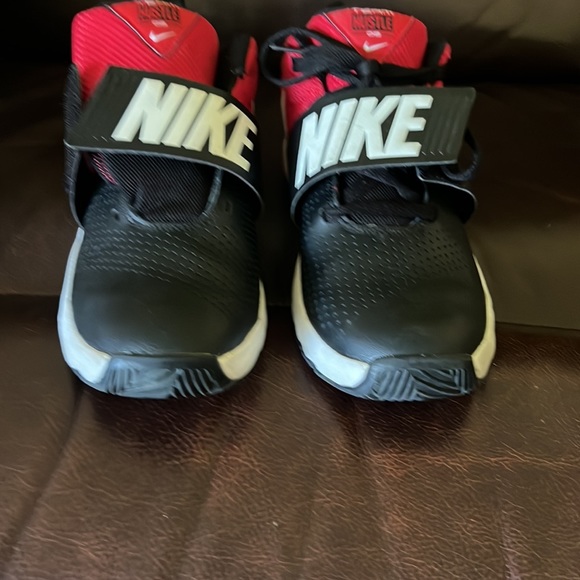 👟👟Nike size 5.5 boys red and black and white one doesn’t have straps - Picture 9 of 10